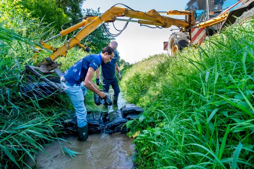 foto 1 plaatsen tijdelijke stuw aalbeek lr