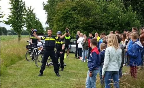 150623 politiebikers de stappen handen omhoog