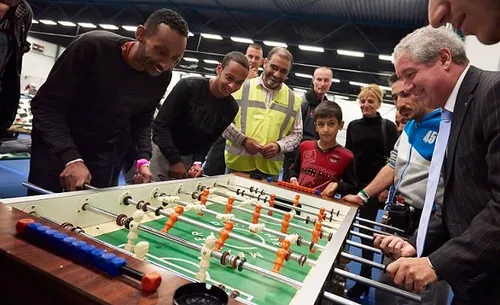 151003 burgemeester bezoekt vluchtelingen tafelvoetbal timo reisiger