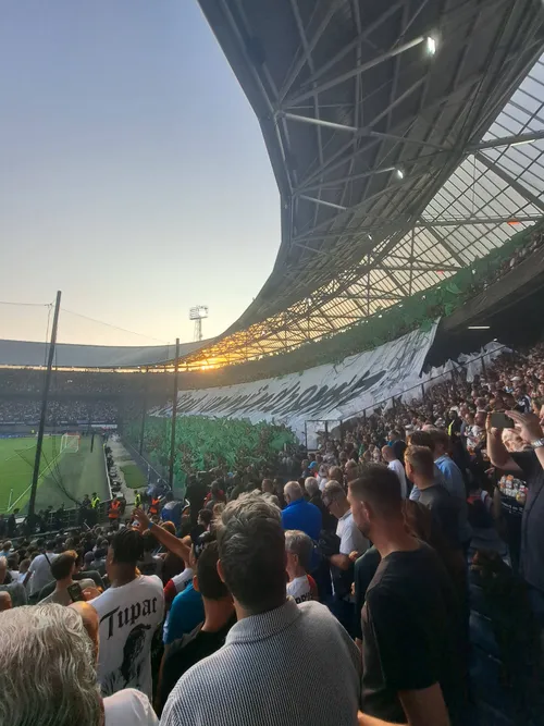 Het spandoek (de groen-witte vlag van Rotterdam) voor aanvang van Feyenoord - Bayer Leverkusen: 'Stad van mijn dromen', © Justin Schotte