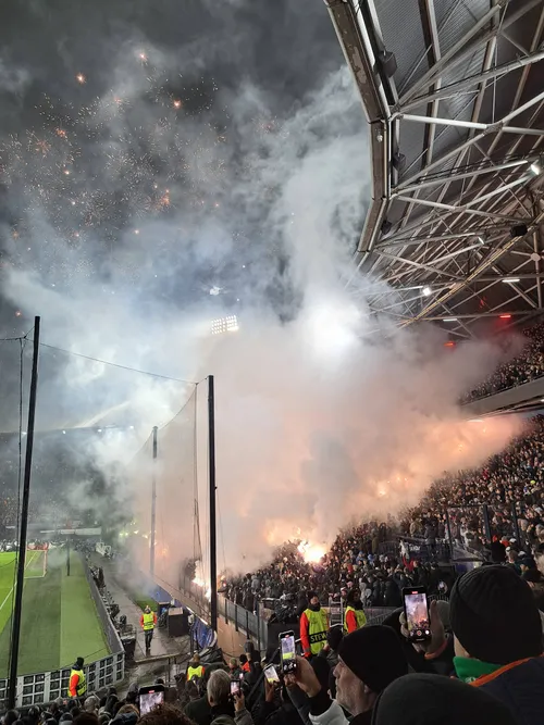 De vuurwerkshow van het Legioen op Vak S voor aanvang van Feyenoord - Bayern München, © Justin Schotte
