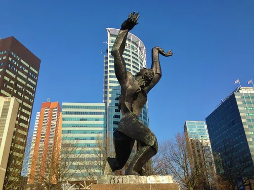 Het oorlogsmonument 'De Verwoeste Stad', ook wel 'Zadkine', op Plein 1940 in Rotterdam