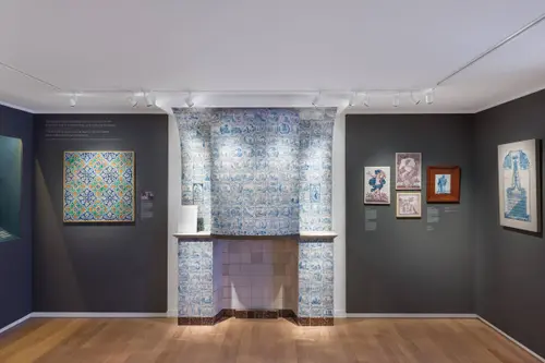 De Zaanse smuiger in de Helene Kröller-Müller kamer in het Nederlands Tegelmuseum