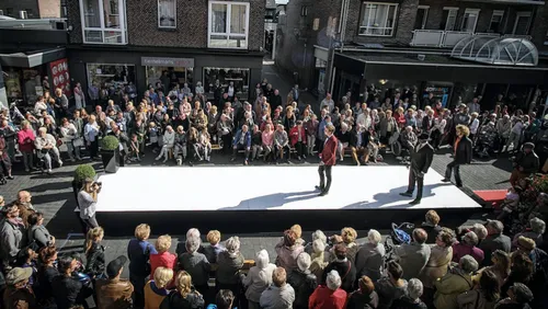 001 topdrukte tijdens de fashion walk