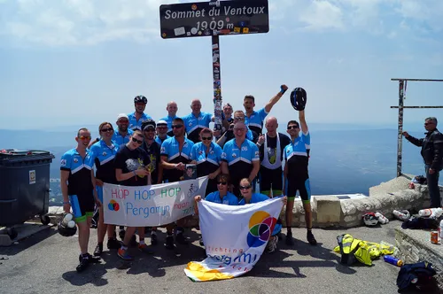 10 foto 2 team pergamijn bereikt de top van de mont ventoux