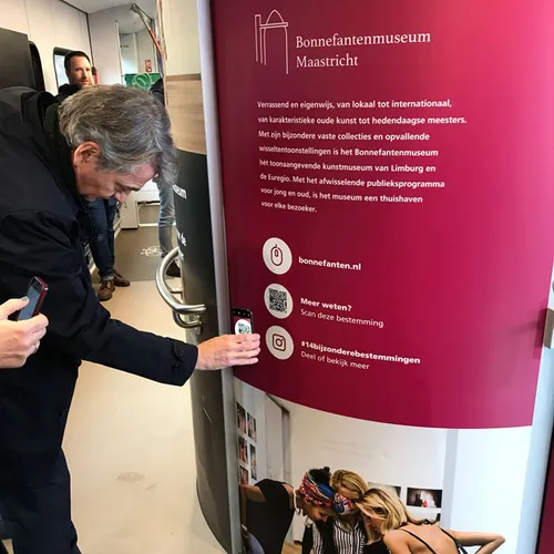 arriva bonnefanten pb klein stijn huijts bonnefantenmuseum scant de qr code