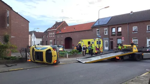 auto op zijn kant in overhoven