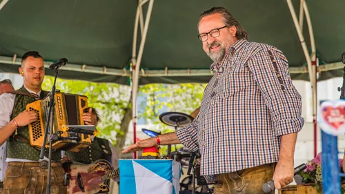 berry van rijswijk drukt op de knop voor de kaartverkoop vam het oktoberfeest 2019