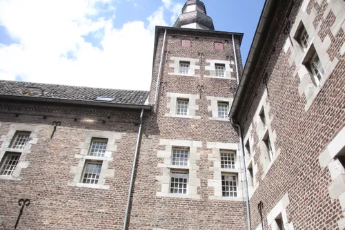 binnenplaats burcht kasteel limbricht 2