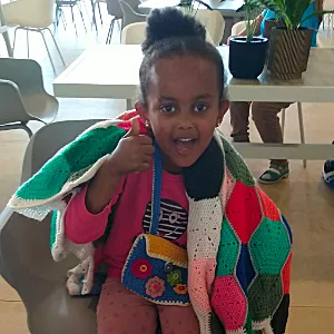 blij kind met droomdekentje in cno sittard