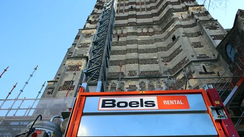 bouwlift geplaatst bij toren grote kerk