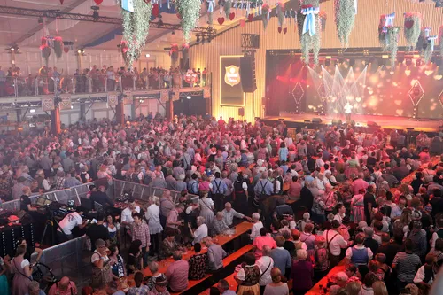 brand weizen tijdens optreden beppie kraft rimpelpop