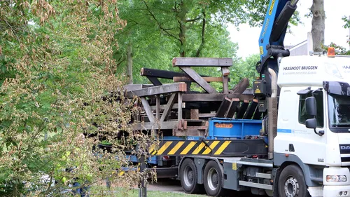 de gesloopte door brand beschadigde brug