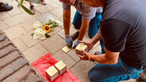de laatste vijf stolpersteine worden gelegd