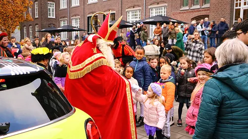 de sint arriveert bij hitlon in sittard