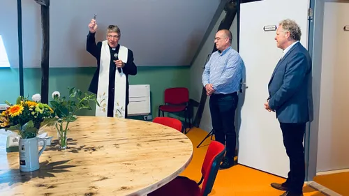 deken merkx zegent de bestuurskamer in het philgebouw aan de gats