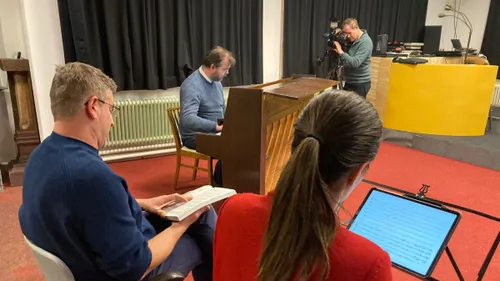 dirigent stijn saveniers neemt het eerste duet door met pascal pittie jaquino en judith weusten marzelline