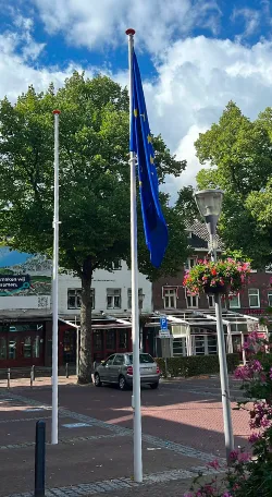 europese vlag voor gemeentehuis geleen
