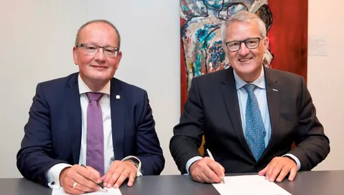 frank van de post rvb kpn en peter verkoulen ceo brightlands smart services camous tekenen samenwerkingsovereenkomst