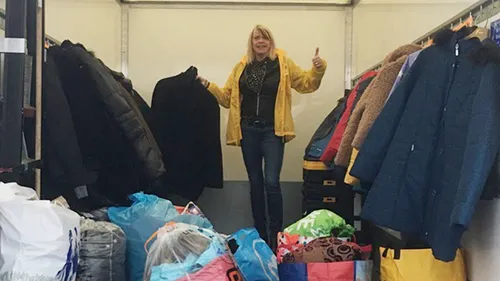 geef een jas en verwarm een hart