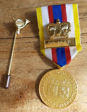 gulden medaille met kroontje en jachthoorn met briljant