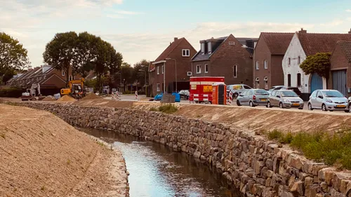 herstelde kademuur langs beek bij ophoven in sittard