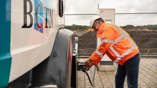 het laden van een elektrische truck fotograaf aron nijs