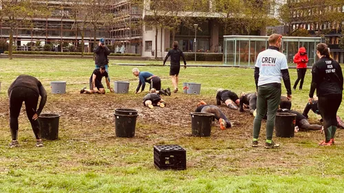 holy hill obstacle run door de modder