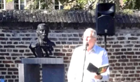 john hertogh draagt gedicht voor geheime tuinen festival