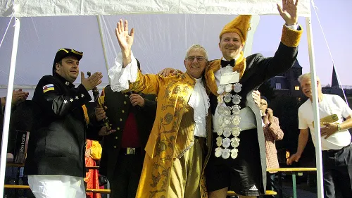 keizer daan volgt vader twan op