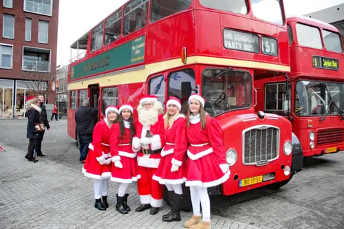 kerstman en kerstmeisjes dubbeldekkers geleen