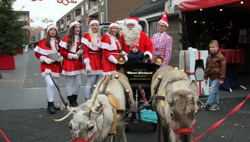 kerstman met rendieren in geleen