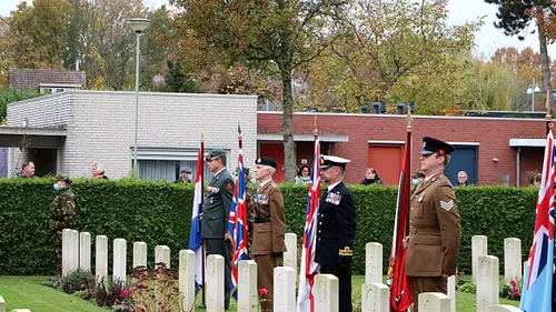 klaprooszondag kranslegging 2021 toeschouwers achter de heg