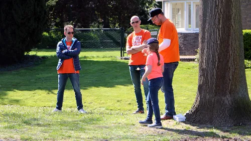 koningsdag eierlopen tijdens familiespeurtocht parkfestival