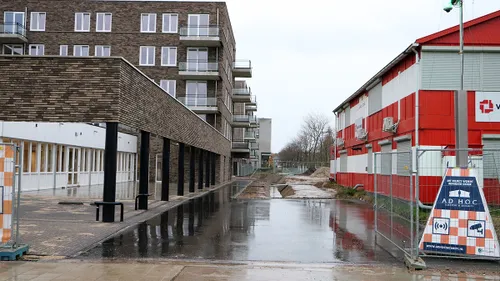 langk getske nog altijd bezet door bouwkeet
