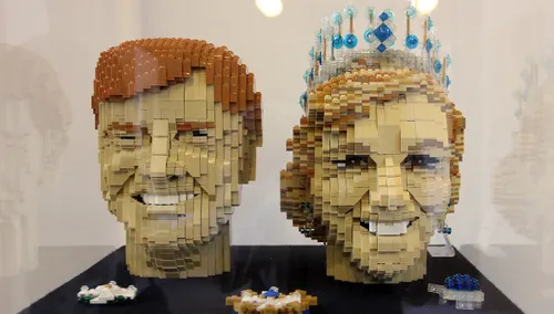 legokunst in het mariapark koning en koningin