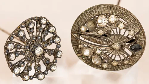 museum van de vrouw museumschatten bijzondere hoedenspelden