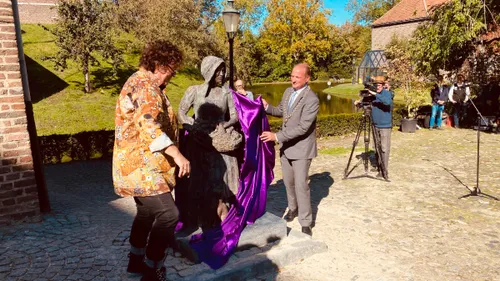 onthulling beeld heks van limbricht
