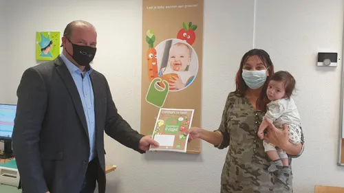 overhandigen boekje groentehapjes in 10 stapjes