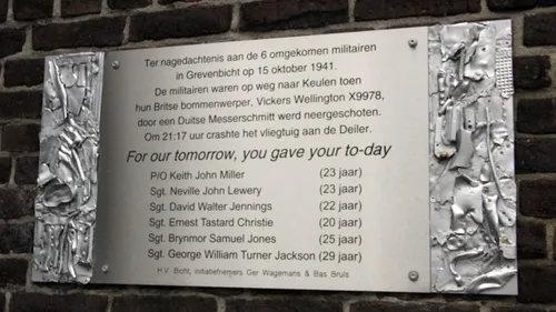 plaquette bemanning neergeschoten brits toestel