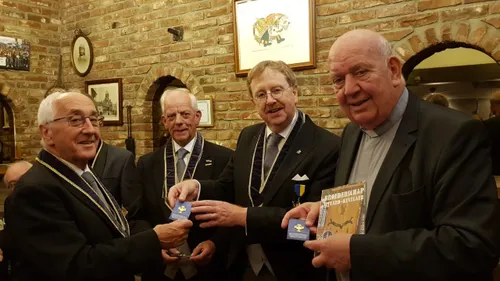 presentatie jubileumboek en insigne