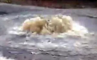 putdeksel weggespoeld