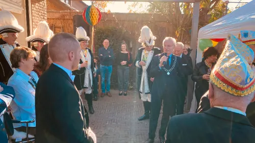 ruud rousseau wordt oegesproken door burgemeester hans verheijen