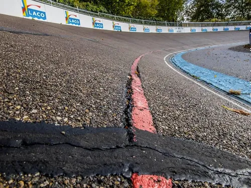 scheuren in asfalt wielerbaan geleen 1