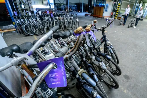 sitech fietsen wachten in loods op nieuwe gebruikers