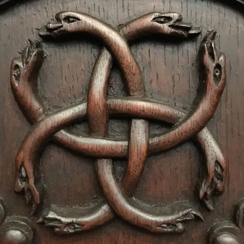 slangenkruis op lambrisering michielskerk