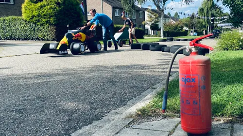 straat zeepkistenrace margrietlaan naar de startopstelling 2021 1