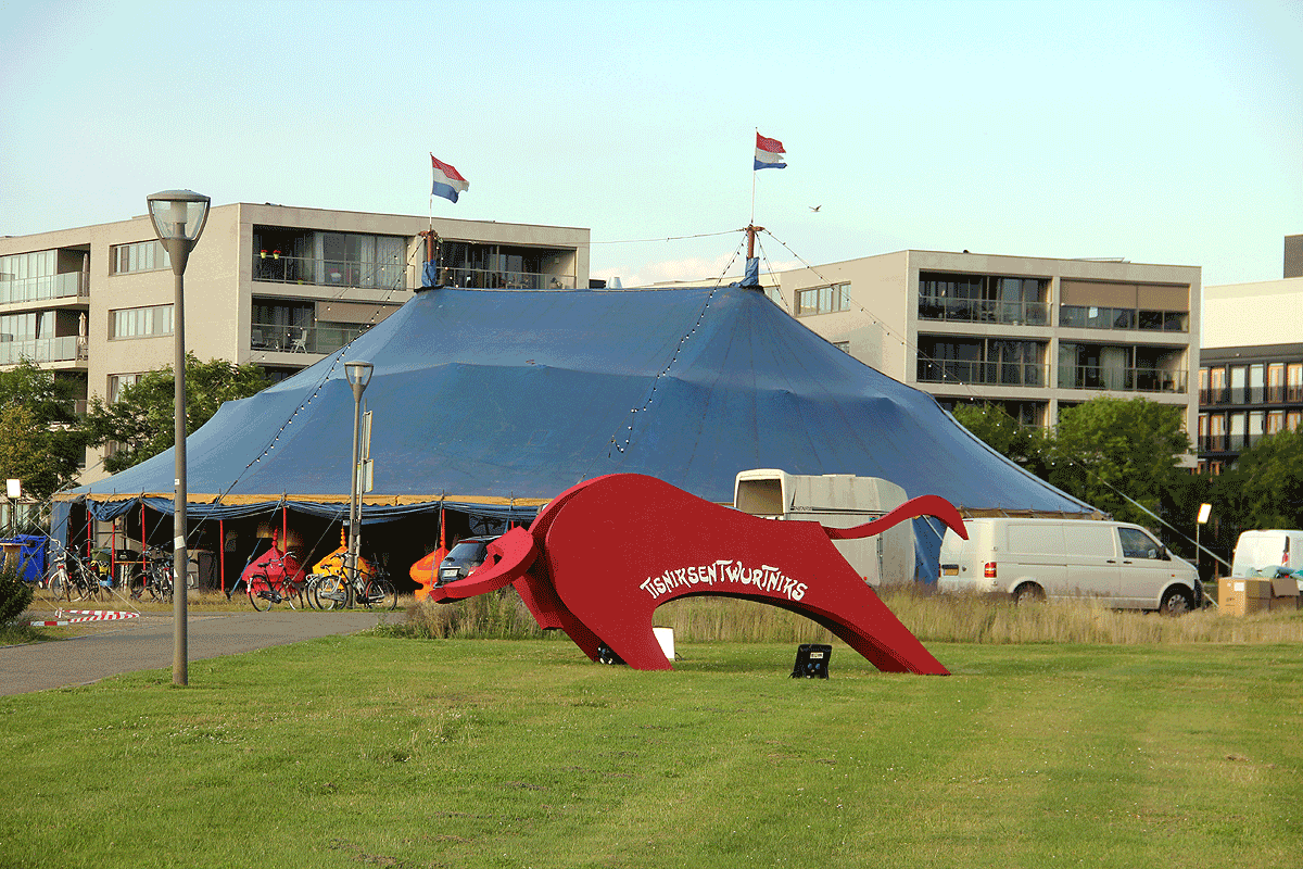 tisniksentwurtniks stier en feesttent