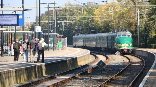 treinstel 766 rijdt station sittard binnen