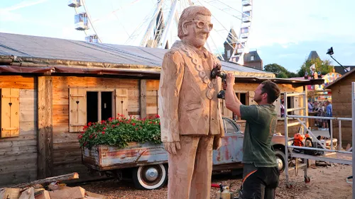 woodcarvers maken houten beeld van sjraar cox op oktoberfeest 2019